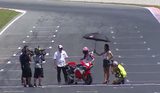 画像: RC213V-Sに近寄るケーシー www.youtube.com