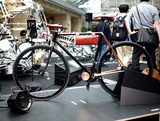 画像: ◯±◯(zero plus minus zero)と名付けられた、電動アシスト自転車