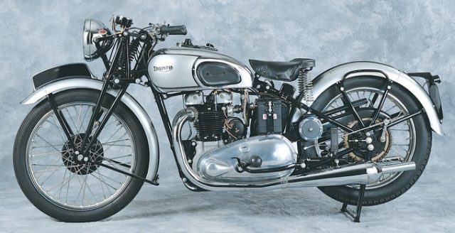 画像: 1940年型トライアンフT100タイガー。OHVバーチカルツイン500ccの5Tのスポーツバージョンとして登場しました。その名はかつての単気筒モデルから使われており、現在でもタイガー・エクスプローラーXCなどのモデルに受け継がれている息の長い名称です。 www.motorcyclemuseum.org
