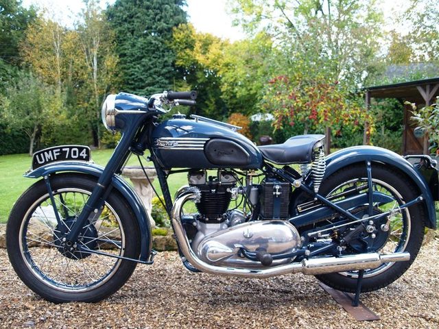 画像: 1950年型トライアンフ6Tサンダーバード。ついつい雷鳥・・・と思ってしまいますが、サンダーバードというのはネイティブアメリカン(インディアン)の伝説の鳥で、雷を操る巨大な神鳥のことです。 pds.exblog.jp