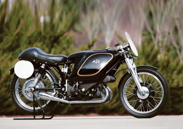 画像: 1954年型AJS E95ポーキュパイン。このニックネームはヤマアラシという意味です。4ストロークDOHC2気筒エンジンに与えられたおびただしい数の冷却フィンが、ヤマアラシのトゲに似ていたことからの命名でした。 www.motorcycleclassics.com