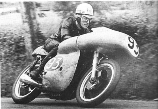 画像: こちらは1953年、ノートンファクトリーライダーとして活躍したレイ・アムが乗る通称「プロボスシス」。その名前は昆虫の吻(前方に突出した口など)や(長い)鼻を意味しています。前方に大きく伸びたアルミ製のフェアリング形状から、このように呼ばれることになったわけです。 www.nortonclub.com