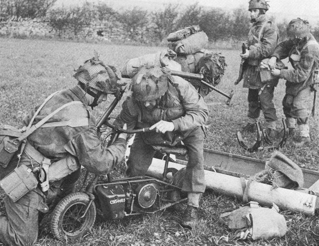 画像: ウェルバイクの折りたたみ式ハンドルを起こし、走行可能な状態にする兵士たち。 bcoy1cpb.pacdat.net