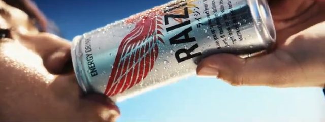 画像: 手にしたRAIZINを飲み干すと‥
