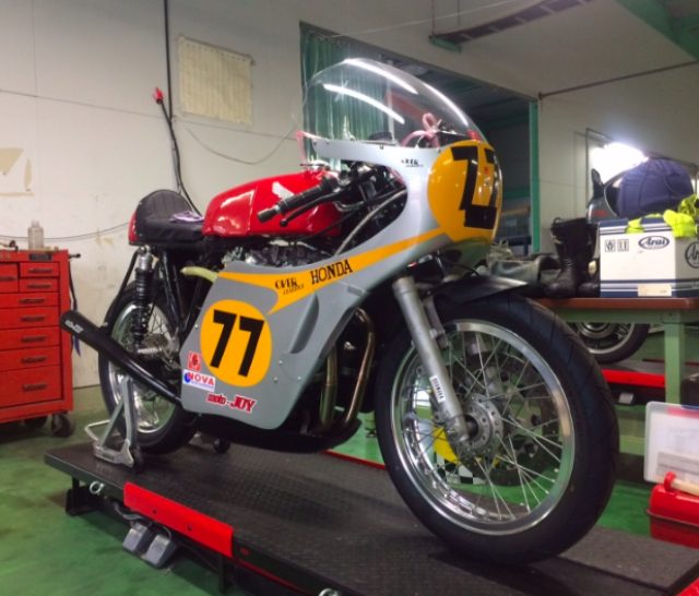 画像: ホンダCB450改ロードレーサーを載せた油圧式電動バイクリフト。 www.motojoy.jp
