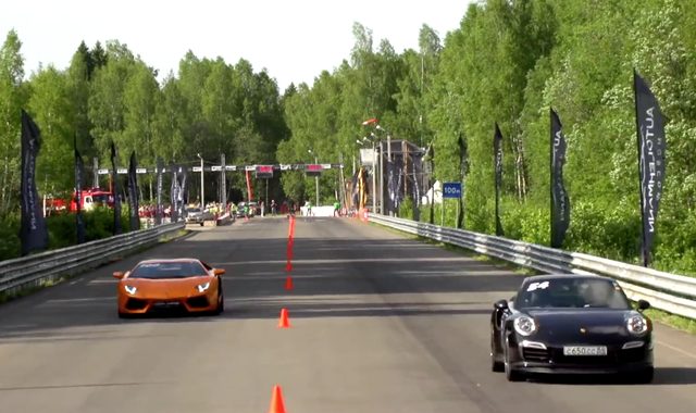 画像: 軽さとトラクションを生かして前に出る911。パワーに勝るアヴェンタドールが追い上げるか!? www.youtube.com