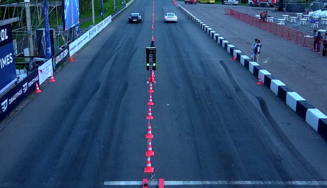 画像: さすがにトラクションの911。あっというまに駆け出します www.youtube.com