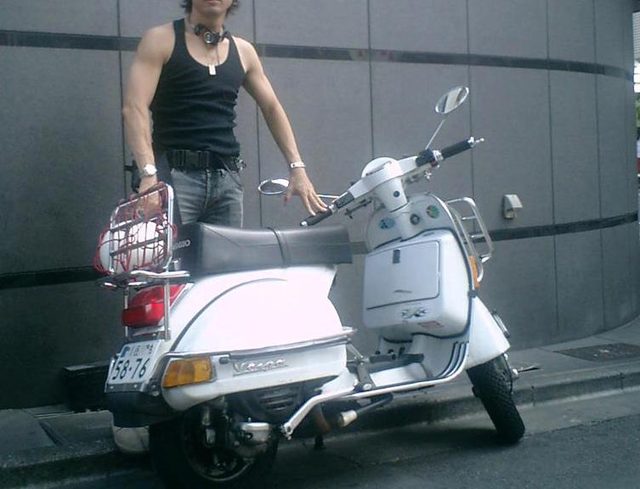 画像: 2002 - 2014年までの愛車ベスパPX200FL2。初代と二代目があって、これは廃車になった初代。故障がちで、クランクが割れて完全に壊れるまで数回入院するほど手がかかった。