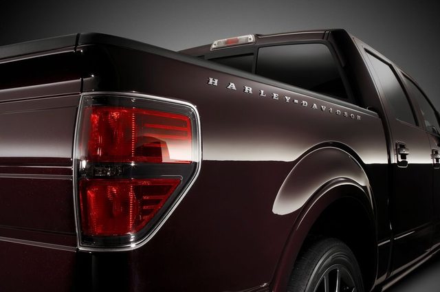 画像: 後ろには、HARLEY DAVIDSONの文字。(所さんは消しています)。 www.thefamilycar.com