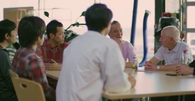 画像: 動画のなかではスタッフの皆さんが、英語でメカニズムなどの話をしているシーンが挿入されています。みなさん、◯◯-san(さん)表記なのがちょっと面白いです。 www.youtube.com