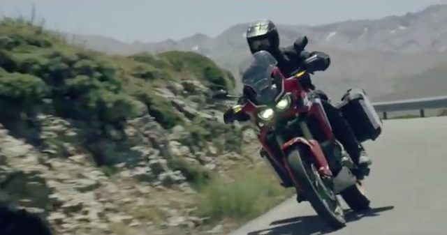 画像: ワインディングを走るCRF1000L。舗装路のパフォーマンスも期待大ですね。 www.youtube.com