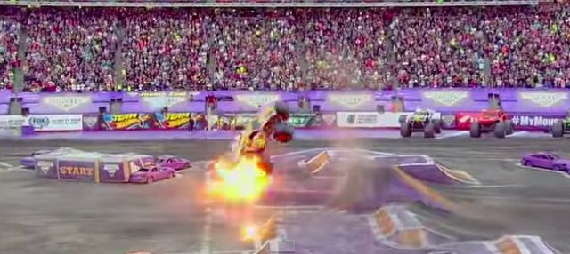 画像2: マッドマックスの世界?!!5トン近い巨大なモンスタートラックがダブルバックフリップの迫力がすごい!!