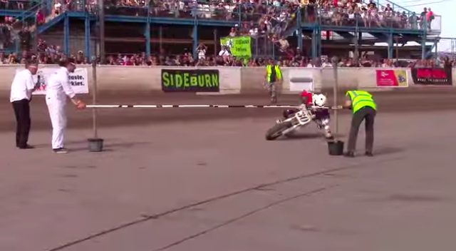 画像2: 【凄技動画】バイクでリンボーダンス?