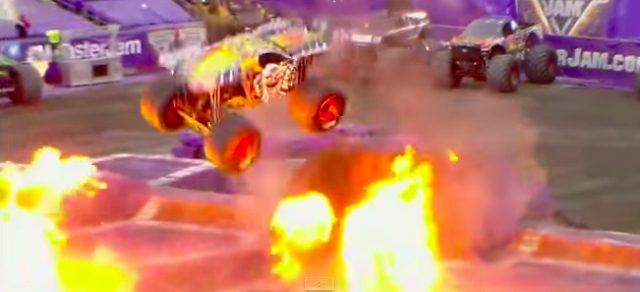 画像3: マッドマックスの世界?!!5トン近い巨大なモンスタートラックがダブルバックフリップの迫力がすごい!!
