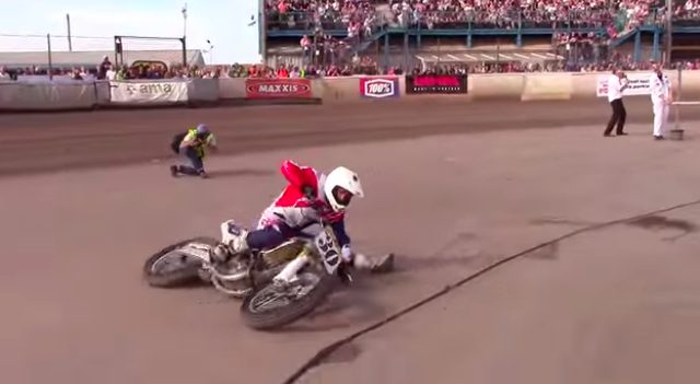 画像4: 【凄技動画】バイクでリンボーダンス?