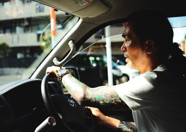 画像: クワイさんの運転で倉庫に向かう。