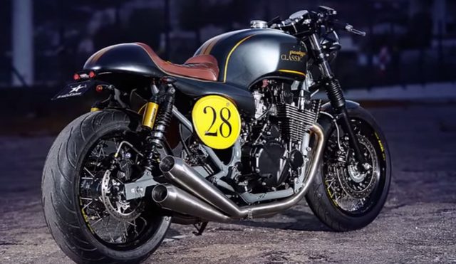 画像: バイクの形って斜め後ろから見るとほんとよくわかりますが、なんともかっこいい。しかも案外マッチョに見えますね。 www.youtube.com