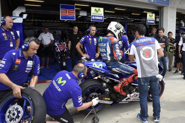 画像: HONDA勢の速さに憮然とするYAMAHAクルー www.yamahamotogp.com