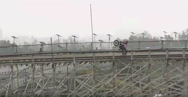 画像8: 不可能を可能にする男の挑戦!トライアルバイクでジェットコースターレーンを走っちゃうヒヤッヒヤ動画!!!