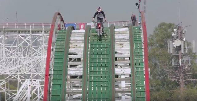 画像5: 不可能を可能にする男の挑戦!トライアルバイクでジェットコースターレーンを走っちゃうヒヤッヒヤ動画!!!