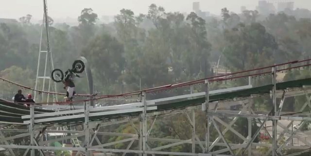 画像1: 不可能を可能にする男の挑戦!トライアルバイクでジェットコースターレーンを走っちゃうヒヤッヒヤ動画!!!
