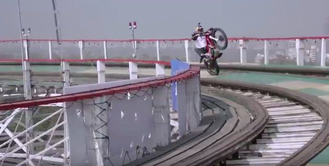 画像2: 不可能を可能にする男の挑戦!トライアルバイクでジェットコースターレーンを走っちゃうヒヤッヒヤ動画!!!