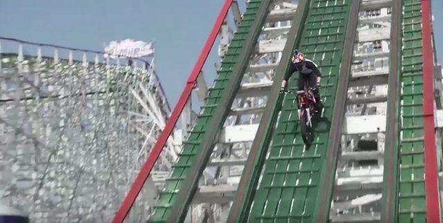 画像6: 不可能を可能にする男の挑戦!トライアルバイクでジェットコースターレーンを走っちゃうヒヤッヒヤ動画!!!