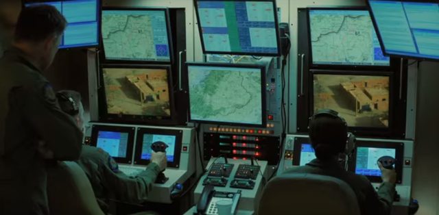 画像: 中はハイテクなゲームセンターのような趣。 www.drone-of-war.com