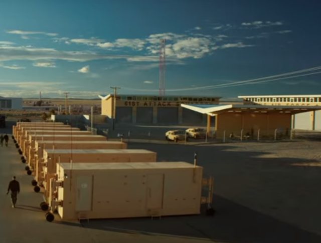 画像: 米軍基地内にならぶコンテナー www.drone-of-war.com