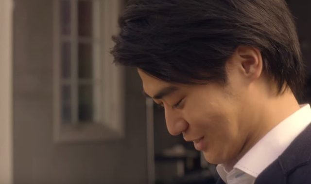 画像: 一瞬でわだかまりが溶けていく。りょうすけの顔には笑みが浮かぶ www.youtube.com
