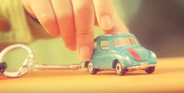画像: Subaru 360のキーホルダーで遊ぶこども「りょうすけ」 www.youtube.com