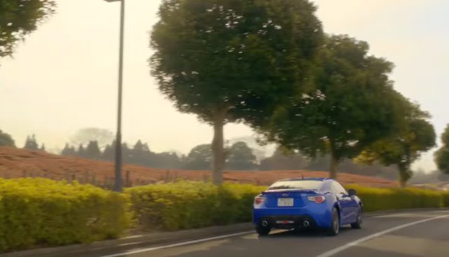 画像: 車好きの二人。男にはそれだけで通じる何かがある。 www.youtube.com