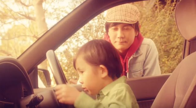画像: お父さんの愛車のスバルの運転席で遊ばせてもらいます。 www.youtube.com