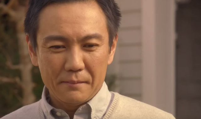 画像: 父の表情も緩む www.youtube.com