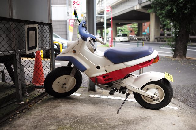 画像: 荒川さんの日常の足。HONDA EZ9。もともとは公道で走れるモデルではなく、さまざまな保安部品を後で付け加えることで、ナンバープレートを取得したという。