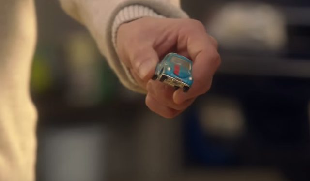 画像: 父親の手には、あの、Subaru 360のおもちゃが・・ www.youtube.com
