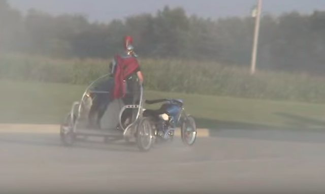 画像3: 馬車のようにバイクを扱う男性の動画を発見!