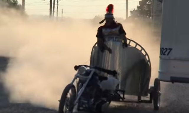 画像2: 馬車のようにバイクを扱う男性の動画を発見!