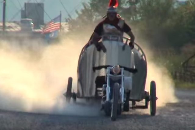 画像1: 馬車のようにバイクを扱う男性の動画を発見!
