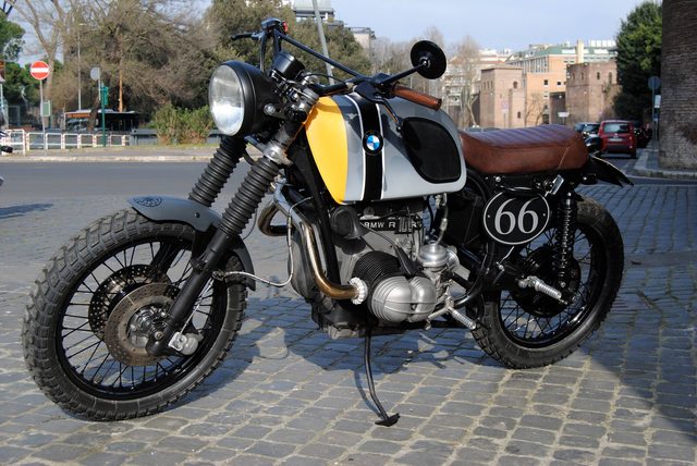 画像: BMW R1000RS。トラッカータイプ www.facebook.com