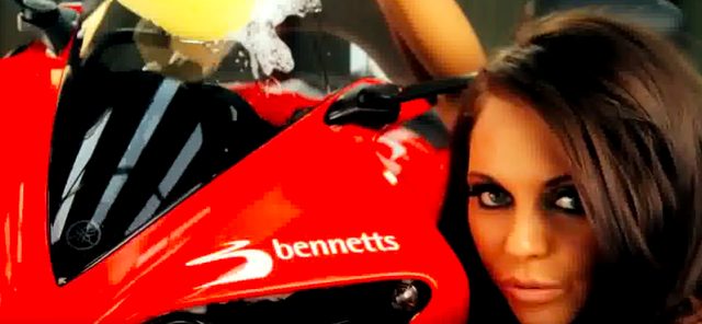 画像3: ヤマハのスーパーバイクが3人の美女に洗車される動画。なんだか妙にセクスィ〜♡