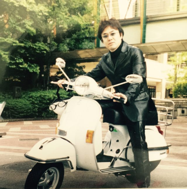 画像: シートをあえて工藤ちゃんモデルの、旧式なタイプに変えた。レザーのテイラージャケットに革パンw