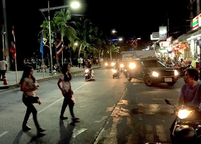 画像: タイあるある1:道路にクルマと人が混在。横断歩道ってなに?状態