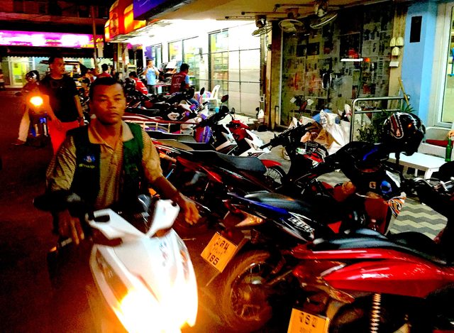 画像: タイあるある2:もう、すんごいバイク止まってる