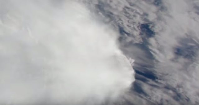 画像: 何者かが地球に来襲! www.youtube.com