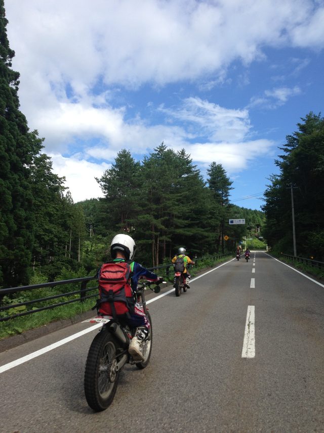 画像: 岩手の深い山の中で行われる大会は一般道も利用してセクションを移動する