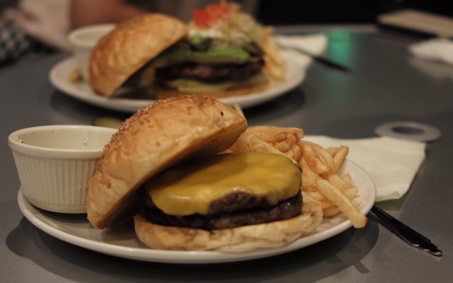 画像: これが噂のダブルチーズバーガー225gだ。バンズも信じられないほど柔らかく、肉汁はまるでインジェクションのようにぶわっと出る。いや、旧車乗りにとってはキャブレータのように、だ。