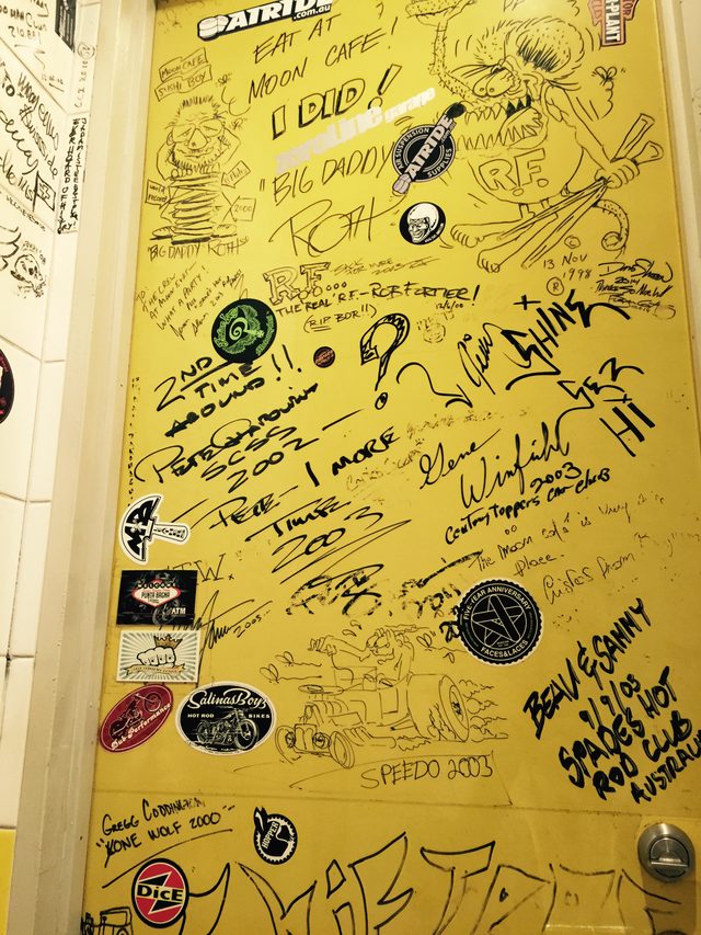 画像: これが有名なMOON Cafeのトイレの内扉。 ”落書きは BDR のものだけでなく、HCSに来日した数々のアーティストや Shifters メンバーの落書きも含んで一杯!一見の価値ありですヨ! 「MOON Cafe に行った事あるけど何処に?」 と思われる方もいるでしょう。 この落書きは Mens & Ladies Restroom の内扉書かれているのです。 是非見に来て下さい。” www.mooncafe-honmoku.com