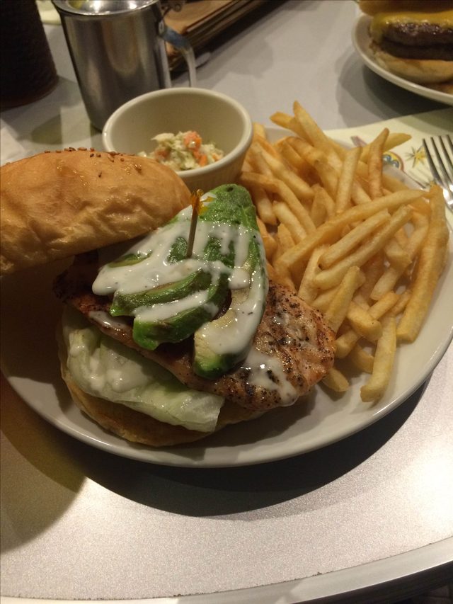 画像: 私はアボカドハンバーガーを頼みました♩