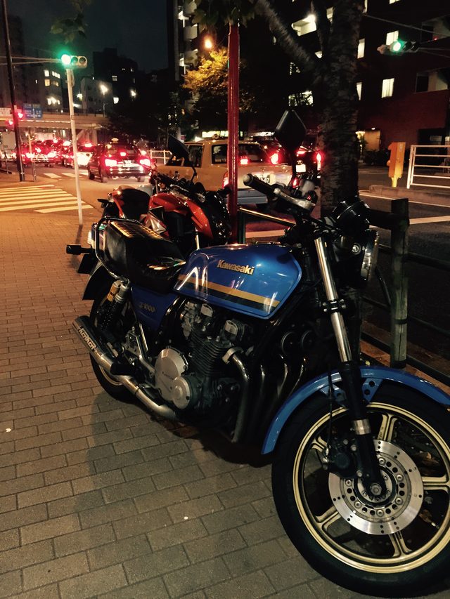 画像: 編集長の老人ZことZ1000J。そのうしろにZ250とエストレヤ